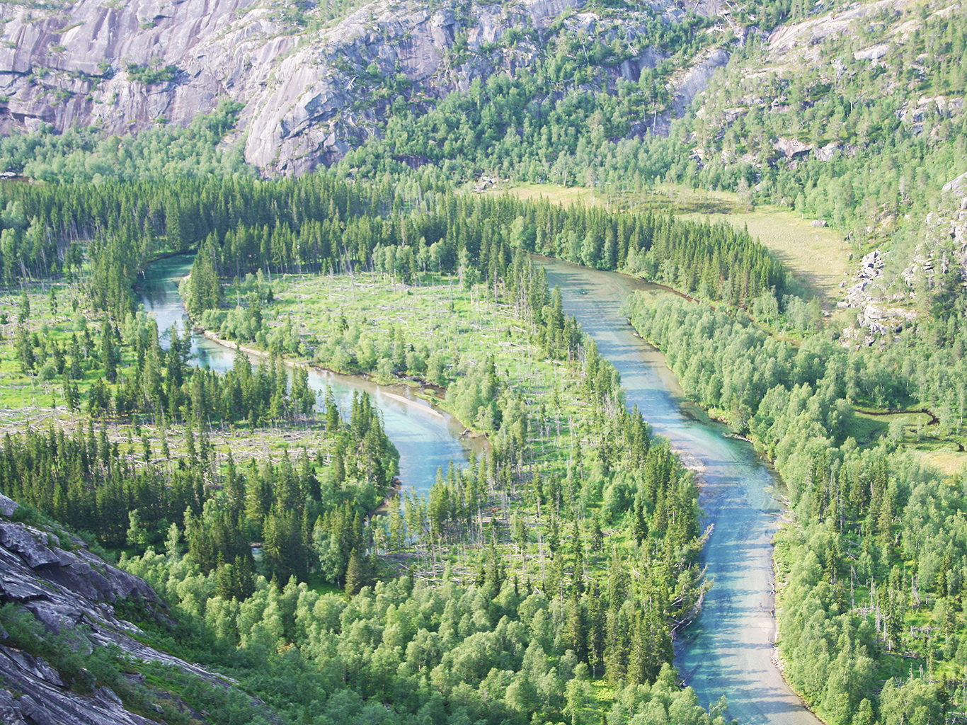 Krásně se vlnící meandry řeky Nordfjordelva