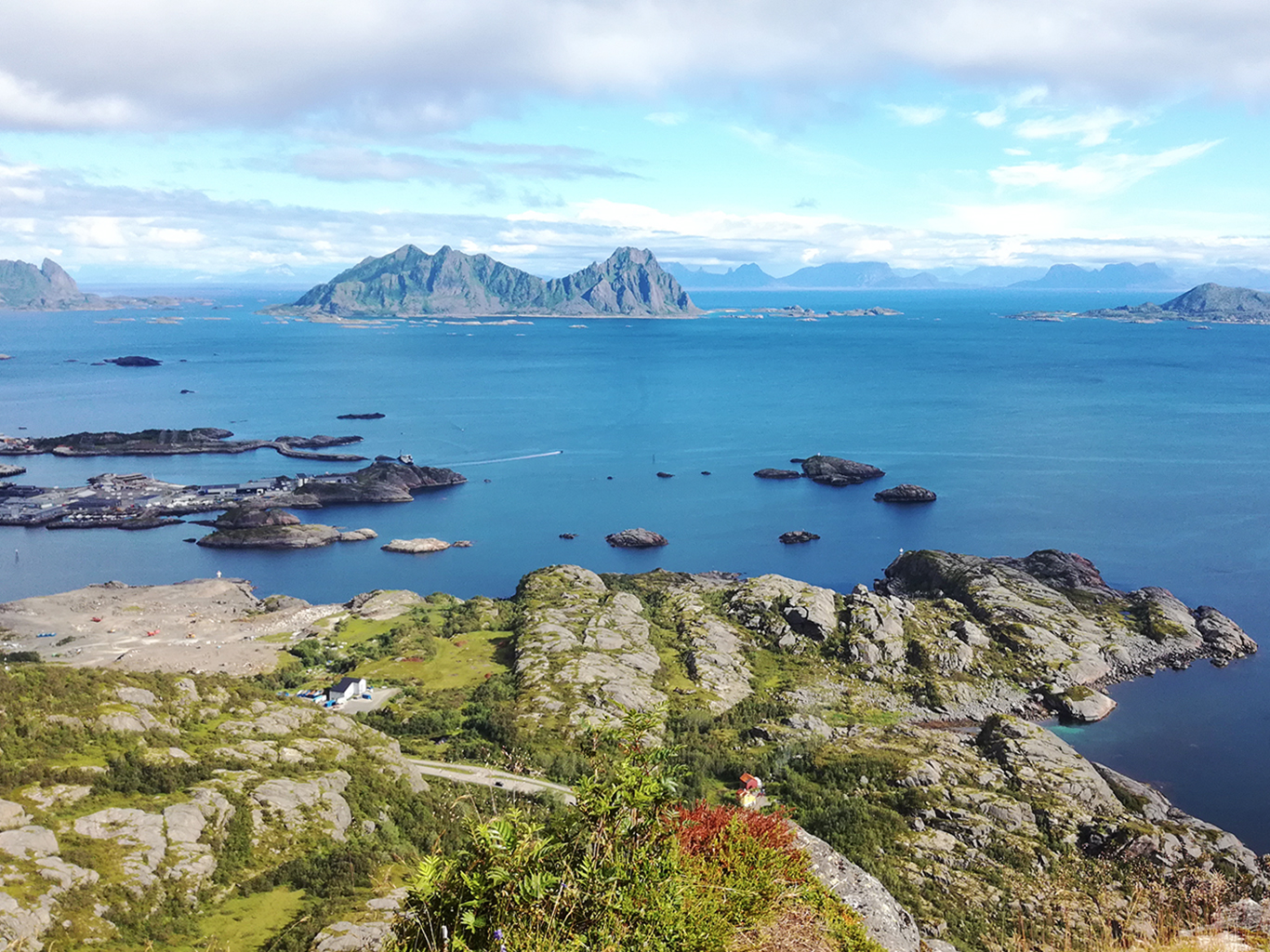 Výhled z vrcholu Tjellbergtinden na skály a ostrůvky v Norském moři