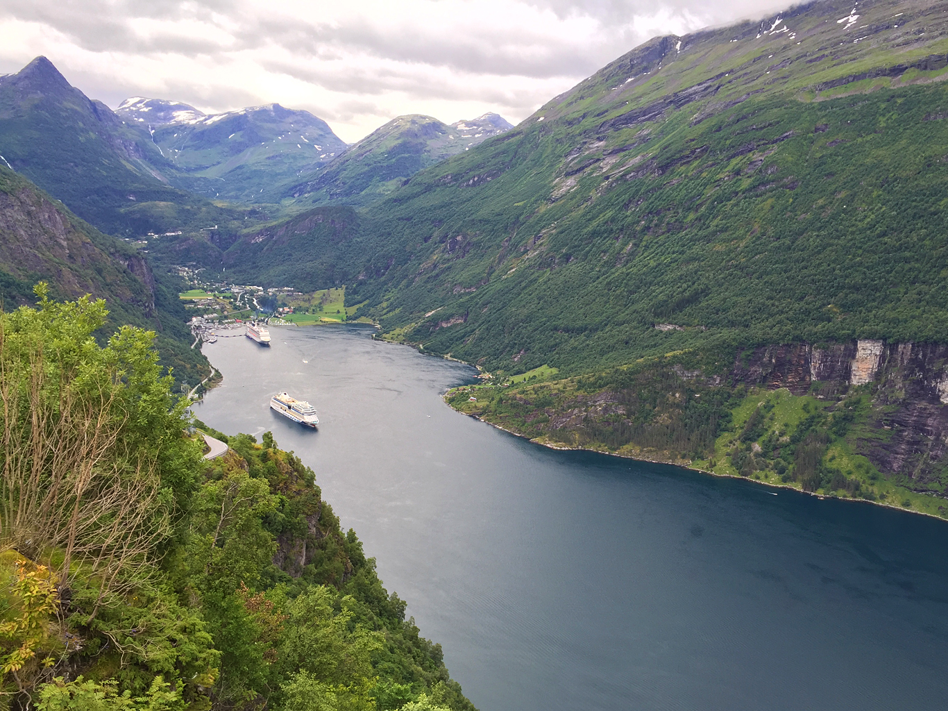 Fjord Geiranger při pohledu z vyhlídkové plošiny