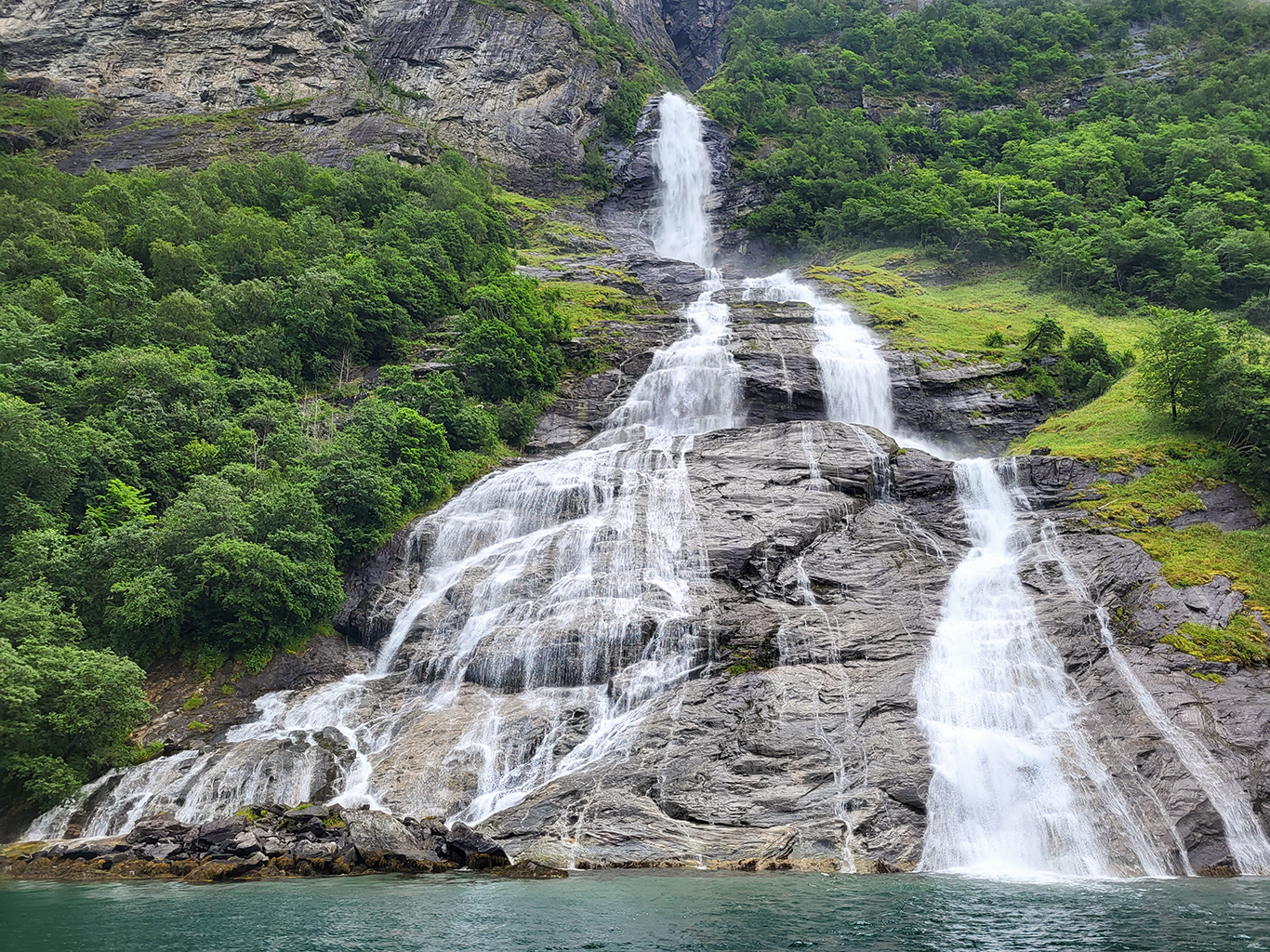 Vodopád Friaren padá po strmých stěnách fjordu Geiranger