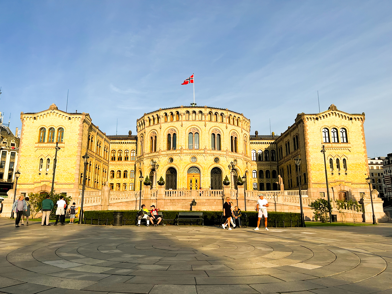 Budova parlamentu v Oslu ležící za příjemným parčíkem