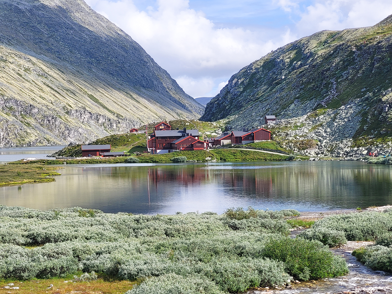 Domy u jezera v národním parku Rondane