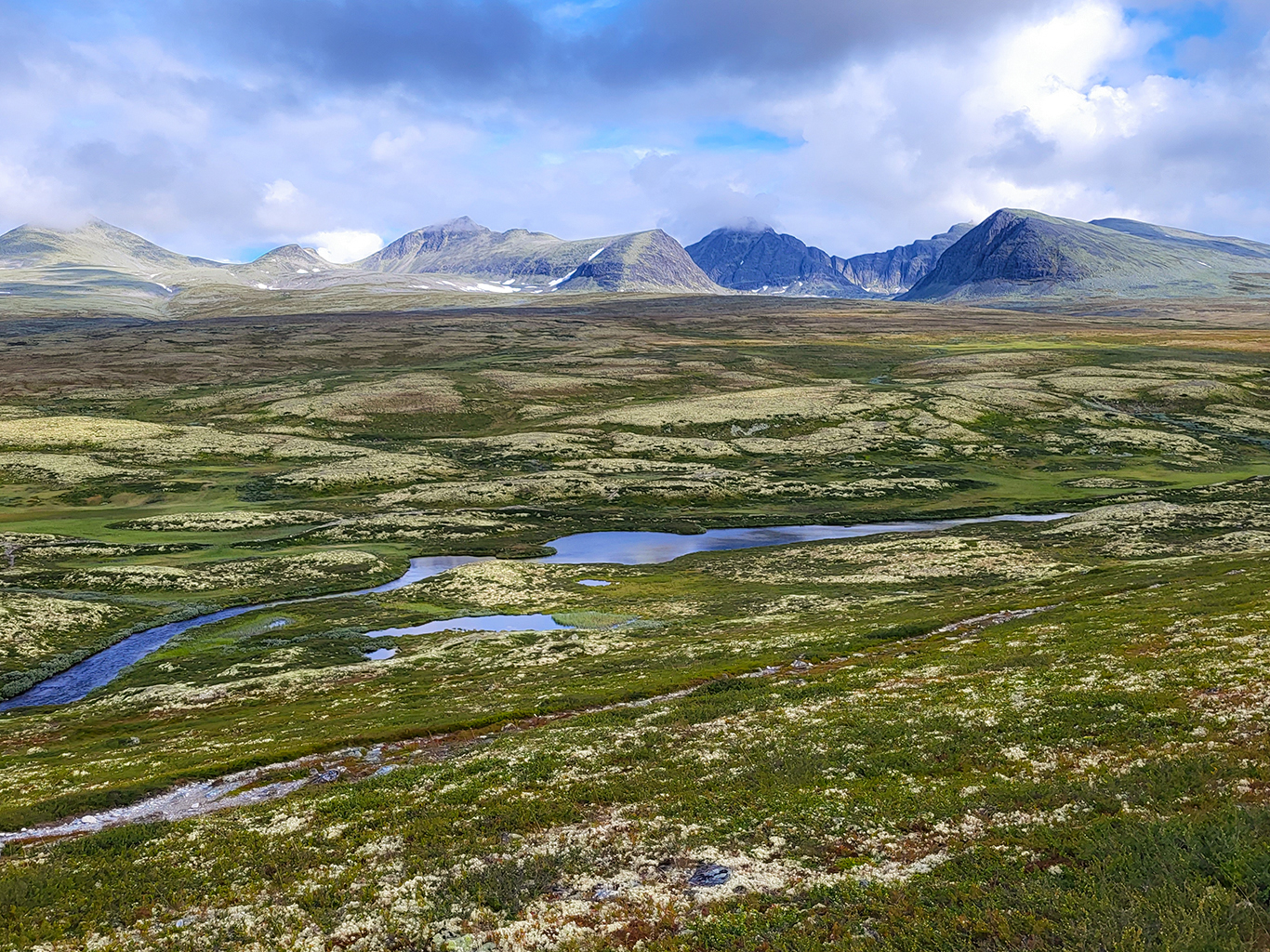 Zvlněná krajina národního parku Rondane vybízí k turistice