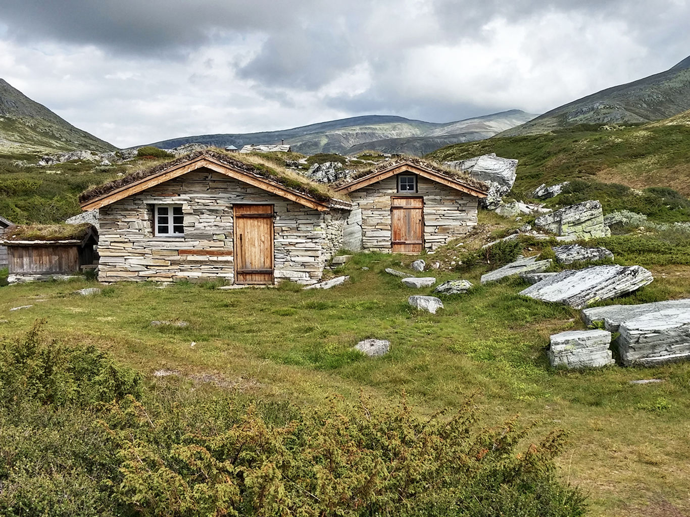 Túru norskou krajinou občas zpestří tradiční obydlí