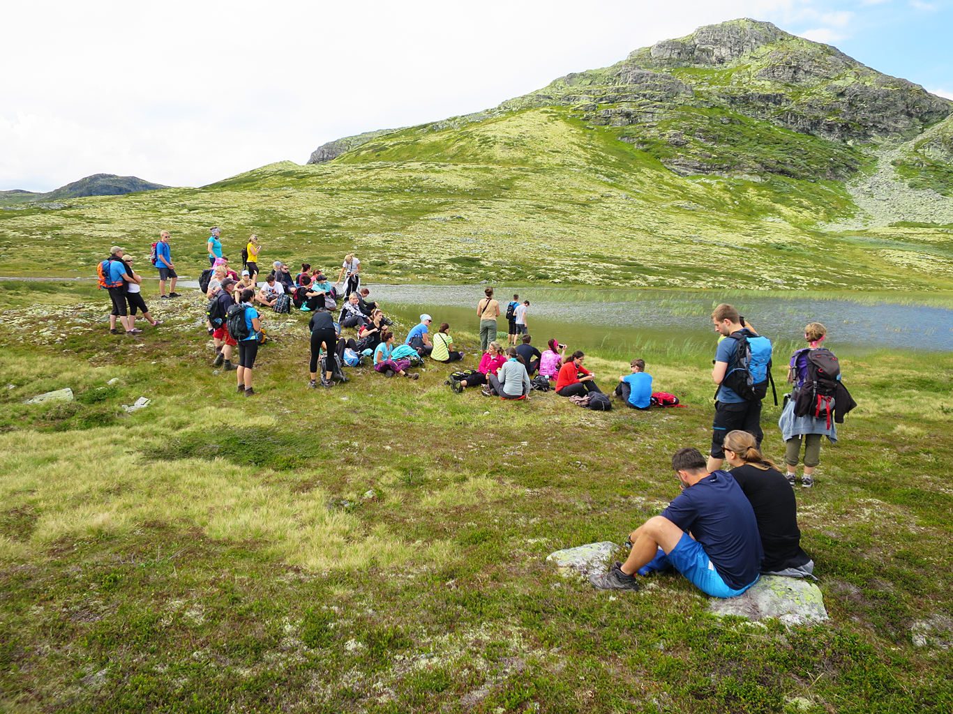 Cestou na chatu Peer Gynt je potřeba chvilku posedět na norské trávě