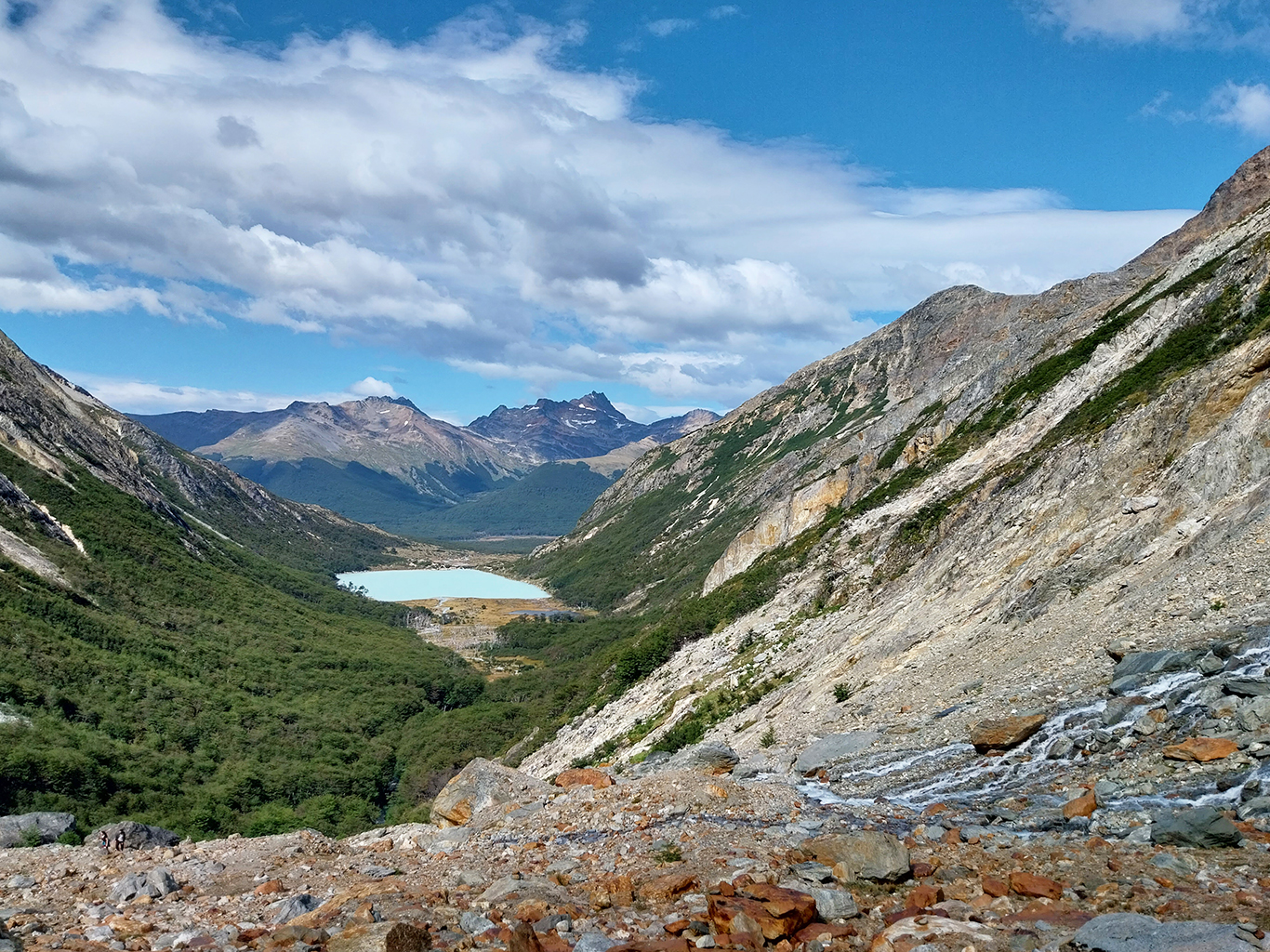 Pohled z vyhlídky na jezero Laguna Esmeralda