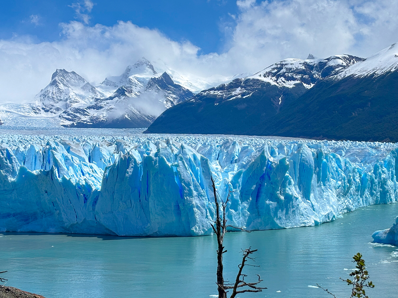 U ledovce Perito Moreno lze pozorovat zblízka odlamování velkých bloků ledu