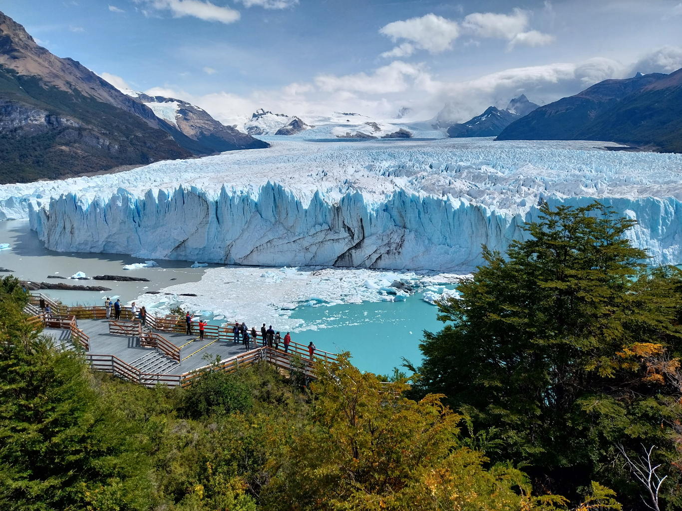 Pohled zblízka na ledovec Perito Moreno z vyhlídkových chodníčků