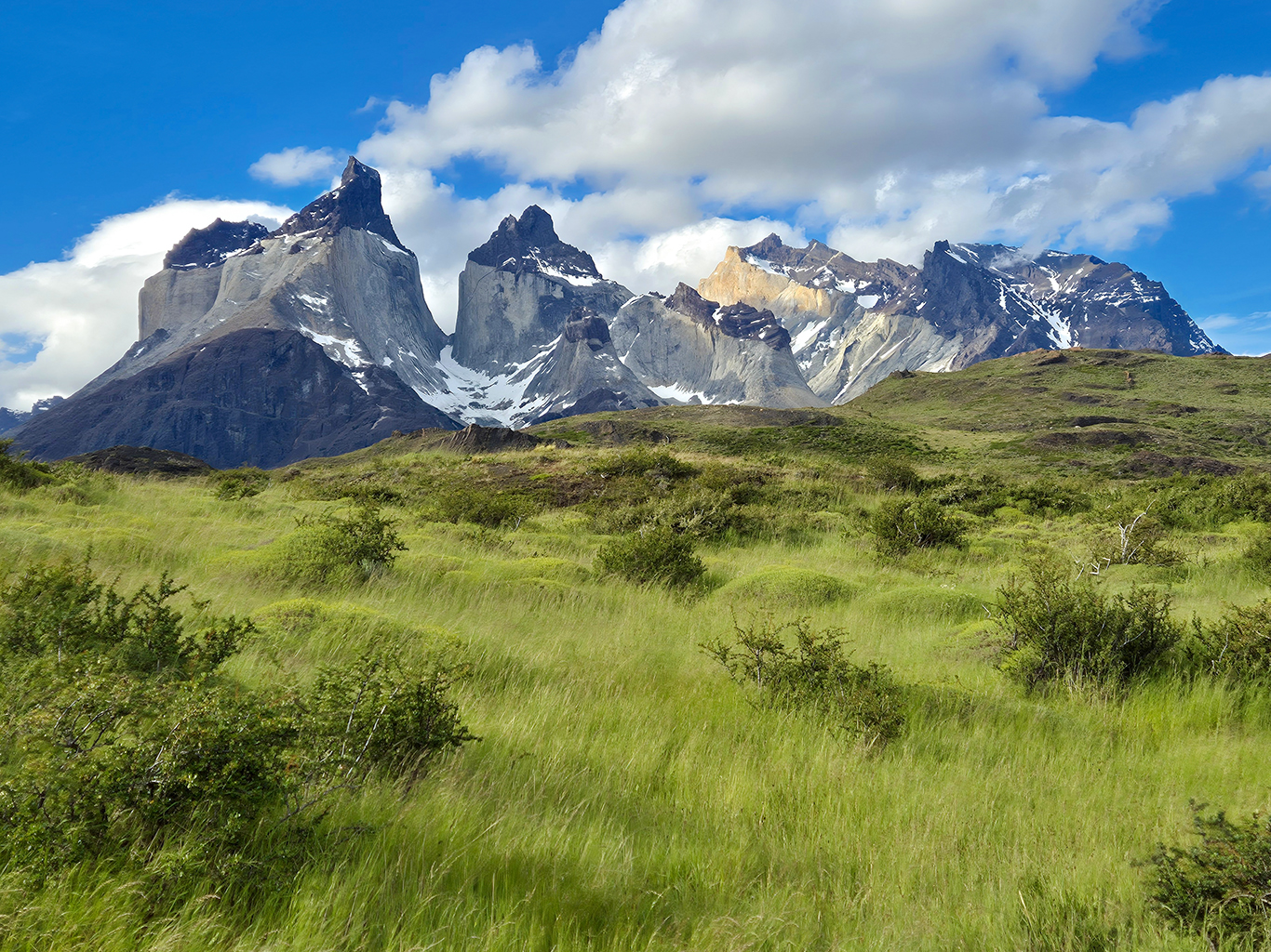 Barevné vrcholy Los Cuernos ("Rohy") v NP Torres del Paine