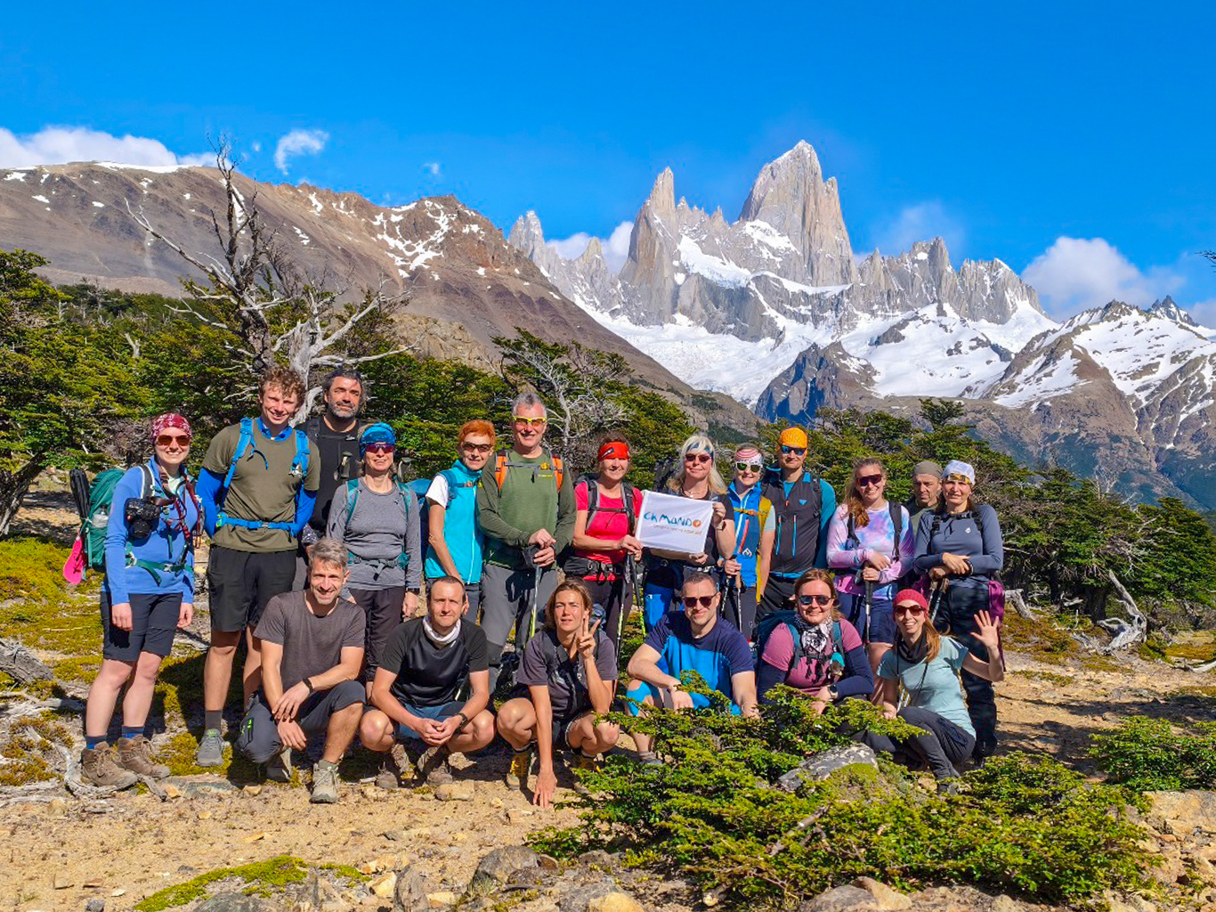 Skupinové foto pod vrcholem Cerro Chaltén (Fitz Roy)