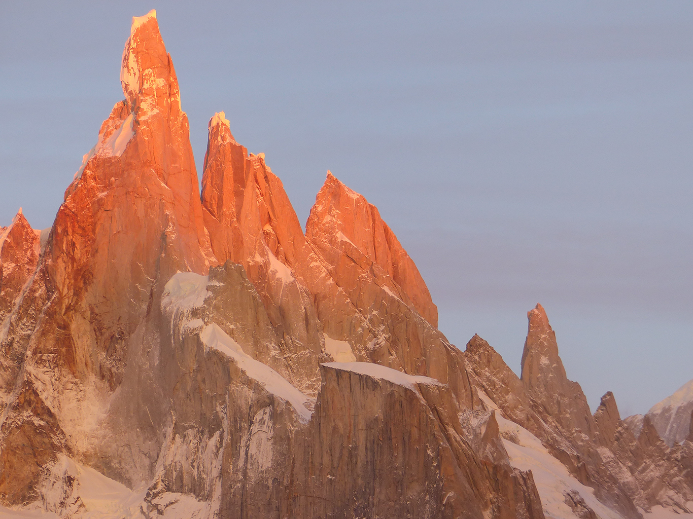 Západ Slunce nad ikonickým vrcholem Cerro Torre