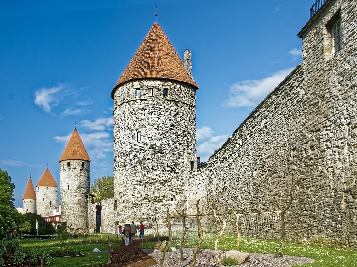 Dodnes se zachovala velká část hradeb původně ze 16. století