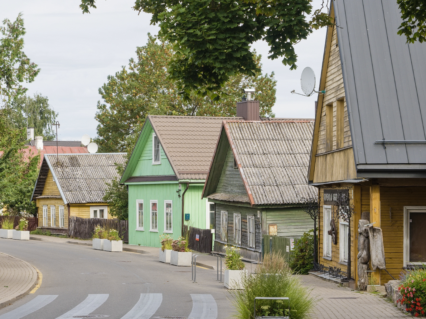Tradiční dřevěné domky v centru litevského městečka Trakai