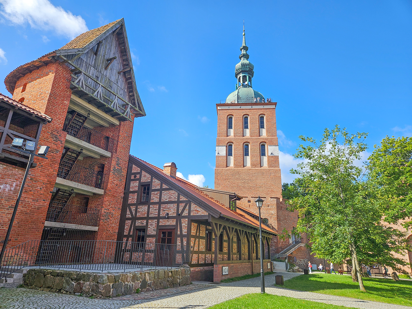 Katedrální vrch ve Fromborku tvoří mohutné opevnění a několik věží