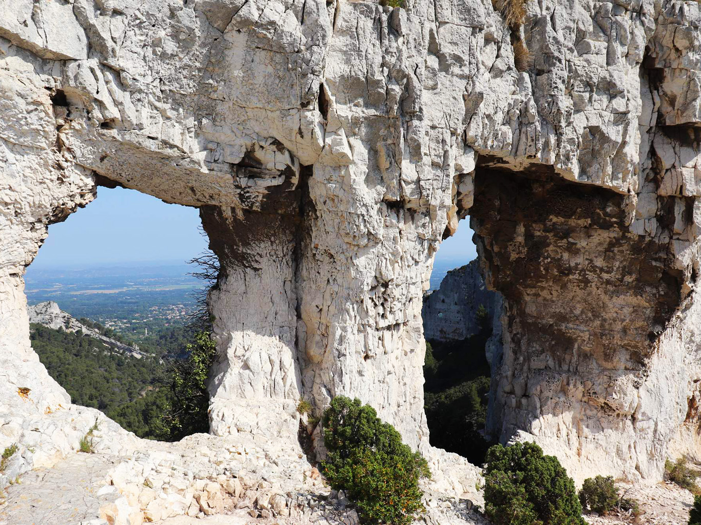 Skalní okna Rocher des Deux Trous v masivu Les Alpilles