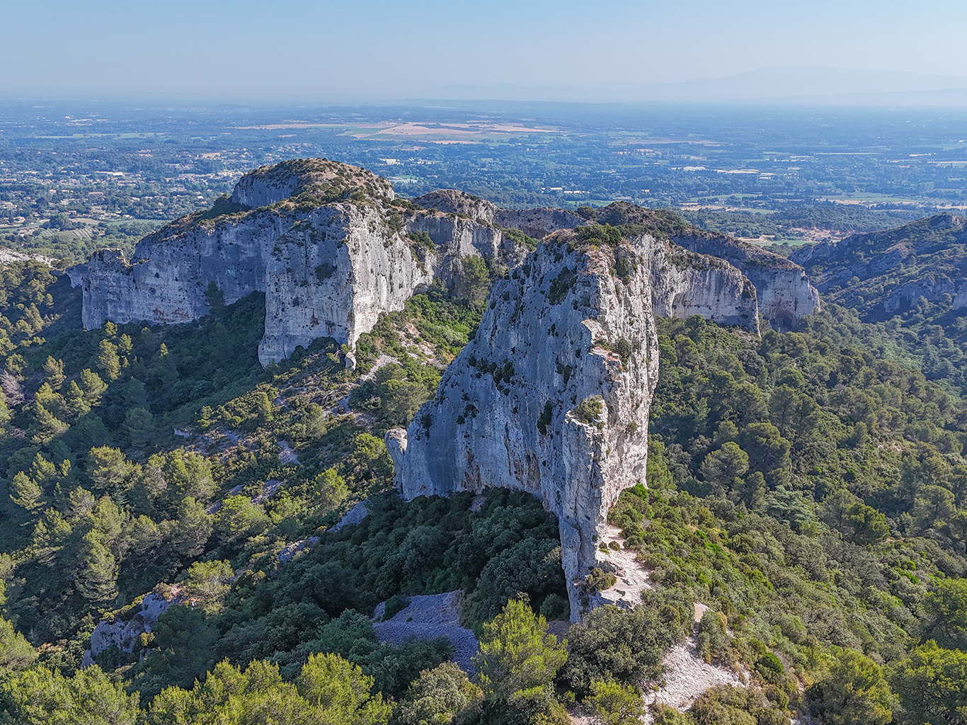 Pohled na vápencové skály v malebném pohoří Les Alpilles