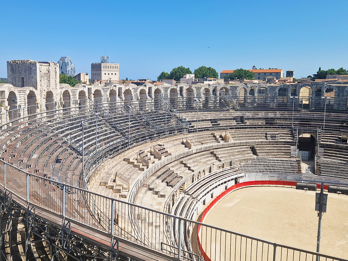 V římské aréně v Arles se dodnes odehrávají býčí zápasy