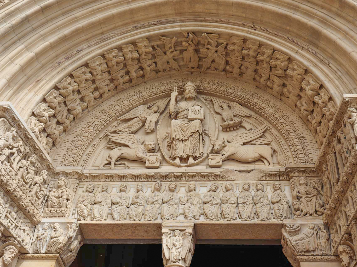 Krásně zdobený vstupní portál starobylého kostela sv. Trophima v Arles