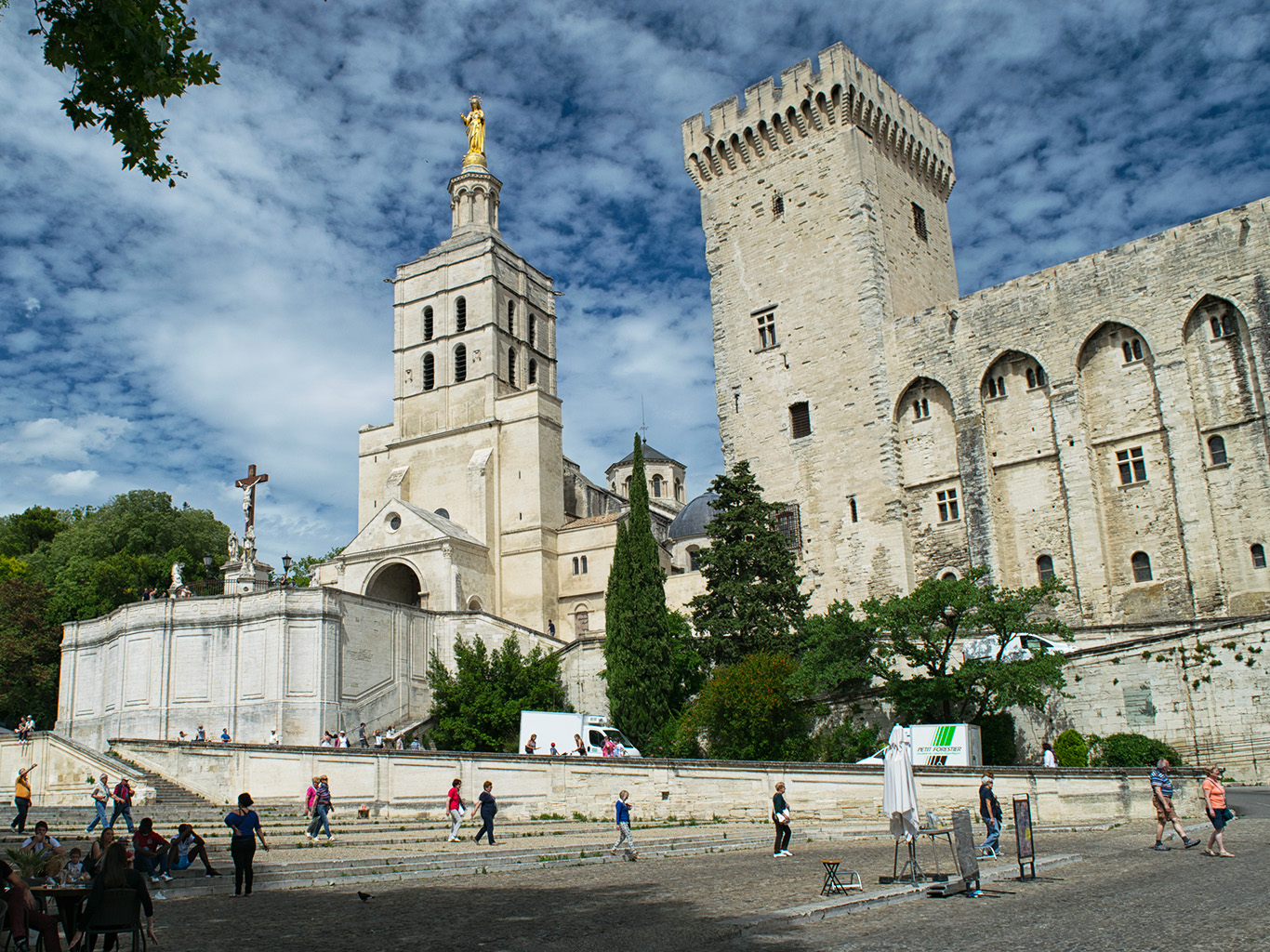Papežský palác v Avignonu sloužil jako sídlo sedmi papežům