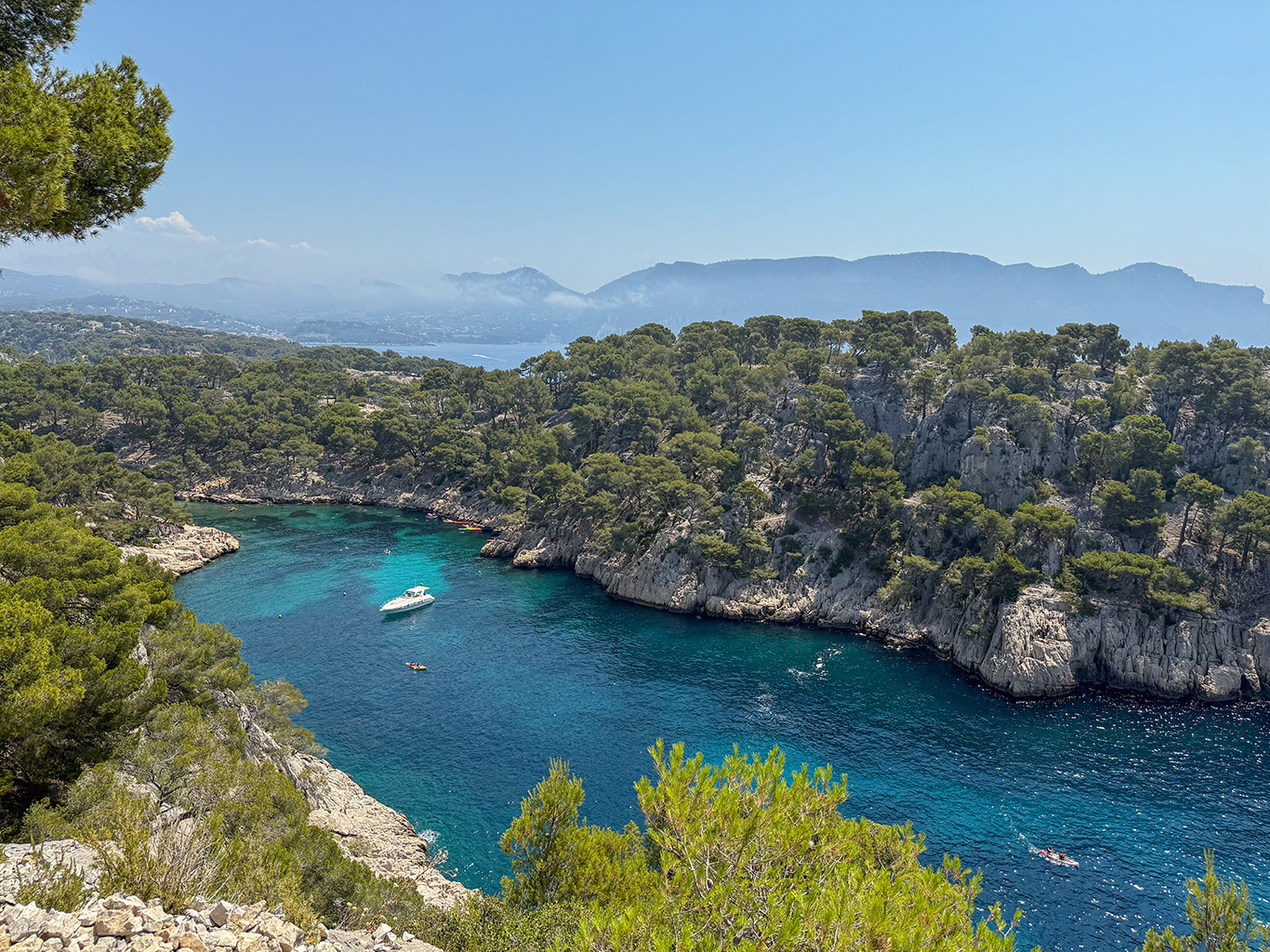 Díky vápencovému podloží má moře v NP Calanques tyrkysovou barvu