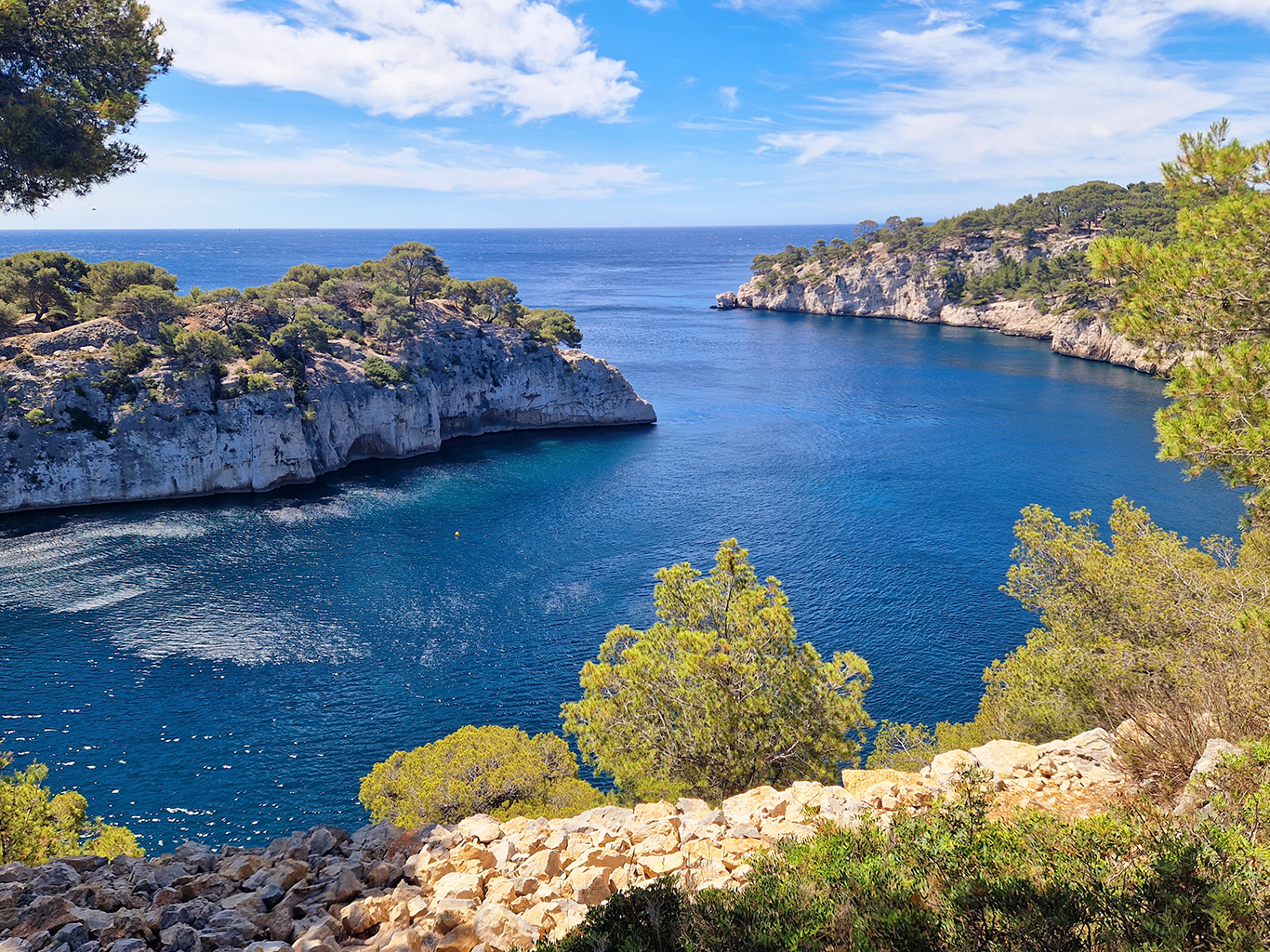 Malebné středomořské "fjordy" Les Calanques u městečka Cassis