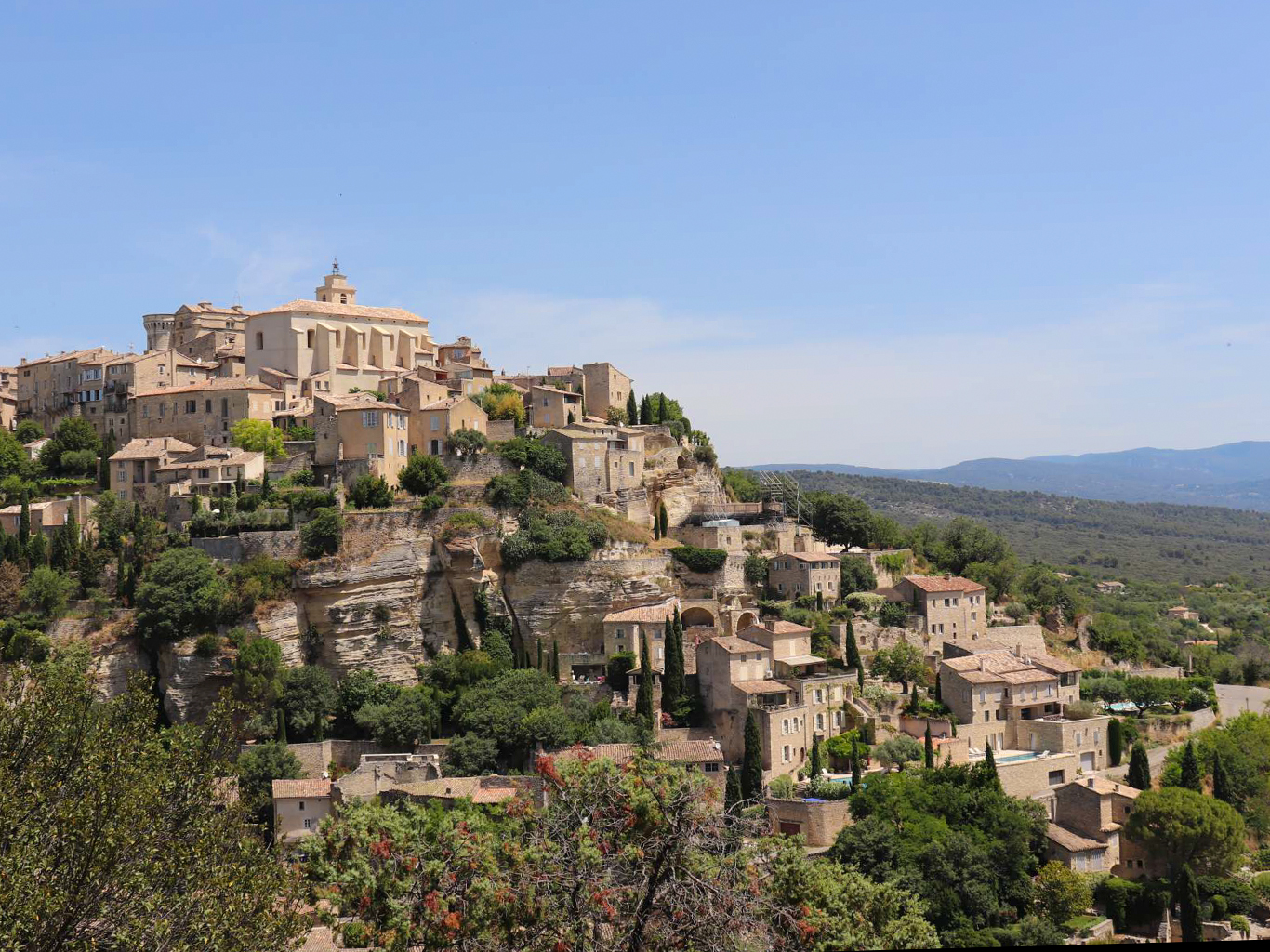 Vesnička Gordes vystavěná na skále má svůj typicky provensálský ráz