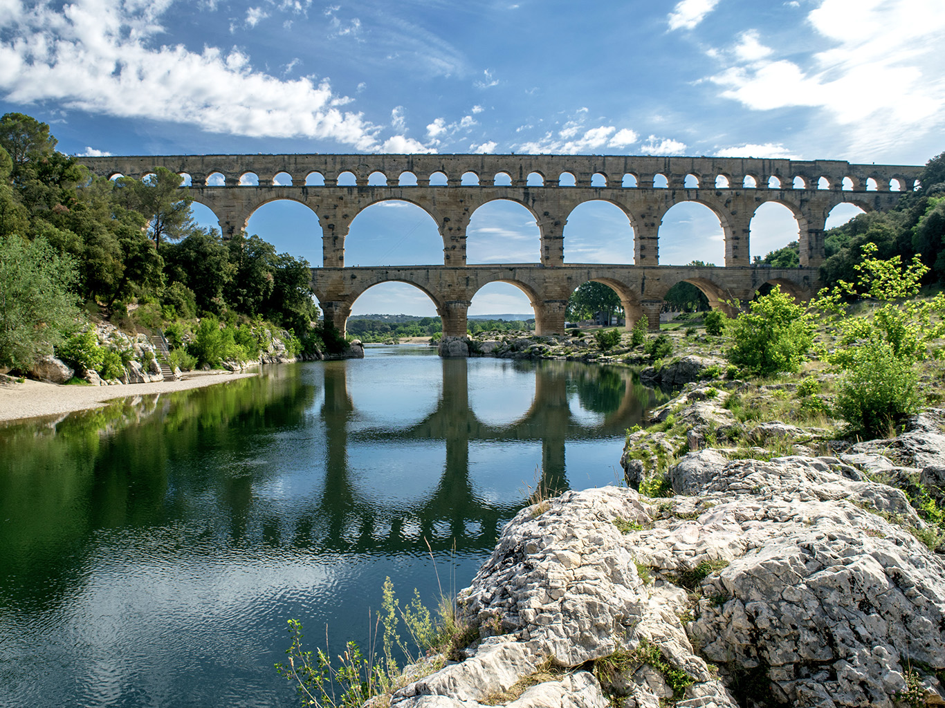 Řeka Gard pod slavným akvaduktem skýtá možnost nevšedního koupání