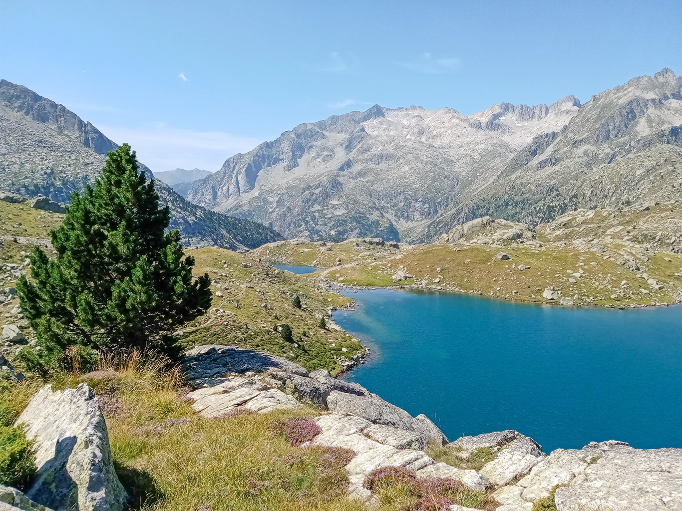 Jedno z jezer v národním parku Aigüestortes y Estany Sant Maurici