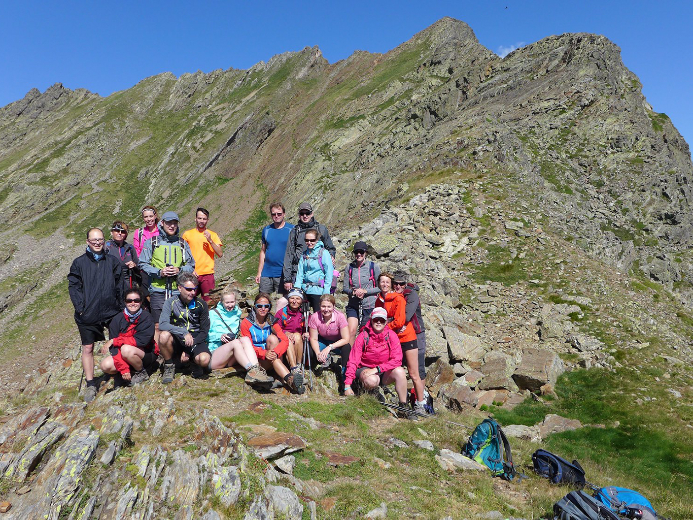 Skupinové foto na skalnatých vrcholcích Pyrenejí 