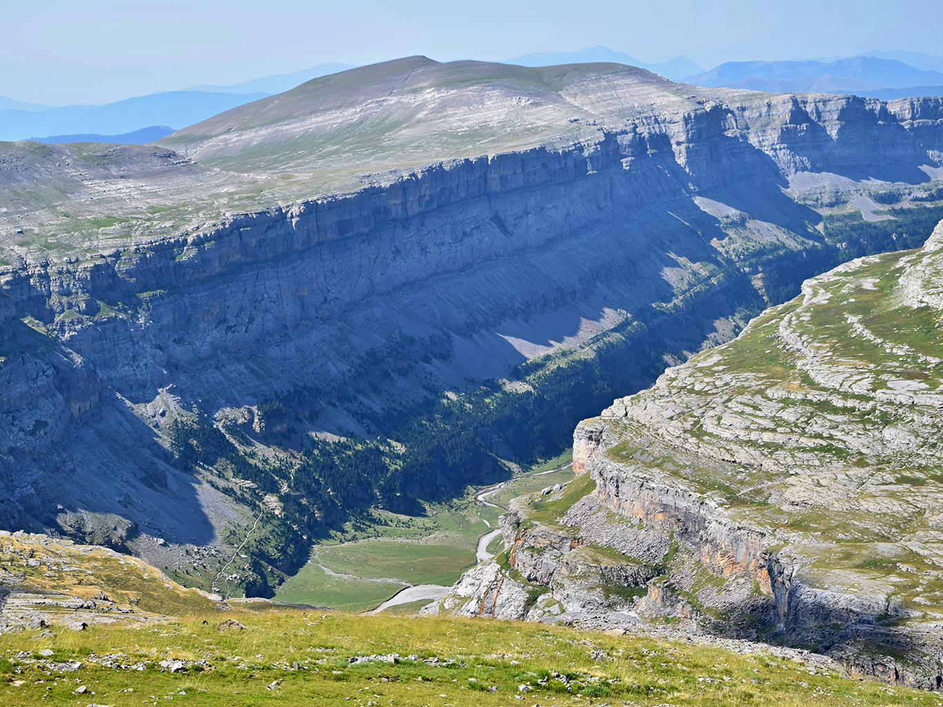 Kaňon Ordesa byl vyhlouben ve vápencových stěnách a je dlouhý 15 km