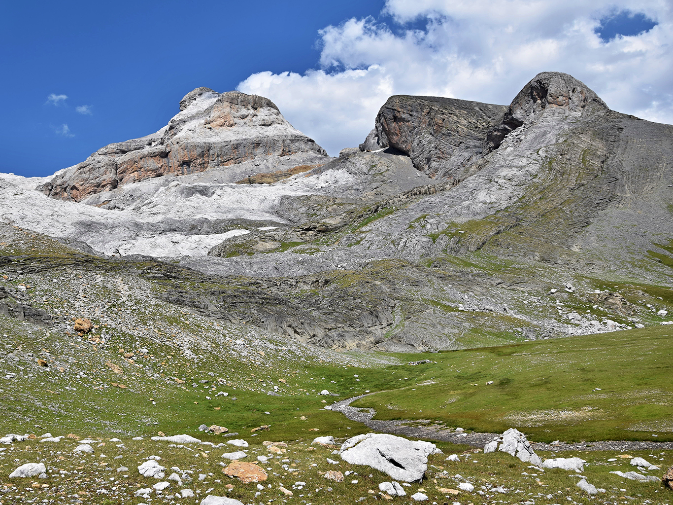 Pohoří Pyreneje nabízí nekonečné množství fotogenických scenérií