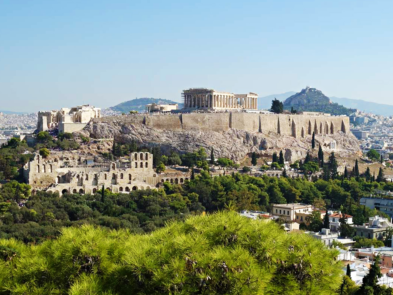 Pohled z dálky na pahorek Akropolis, nejvýznamnější antickou památku Atén