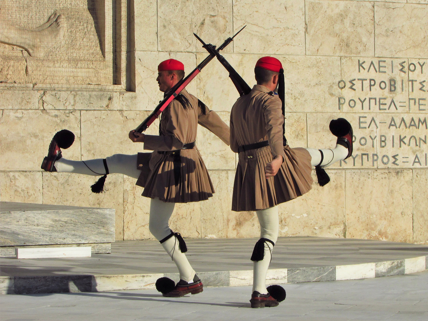 Střídání stráží u řeckého parlamentu v Aténách