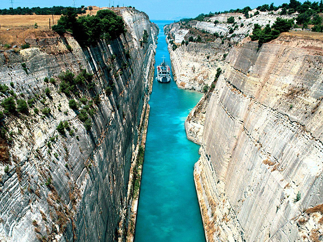 Celková délka Korintského průplavu je přes 6 km a stěny jsou vysoké až 90 m