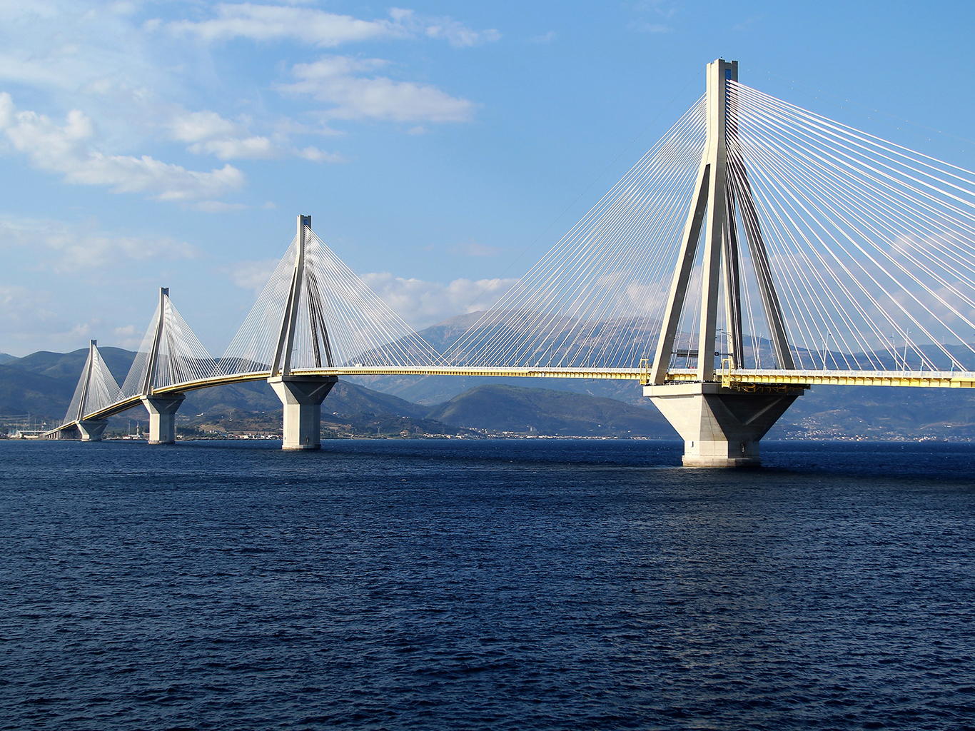Visutý most vedoucí z poloostrova Peloponés na pevninu