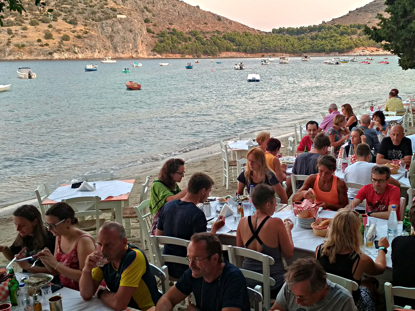 Společná večeře při západu slunce přímo na jedné z řeckých pláží
