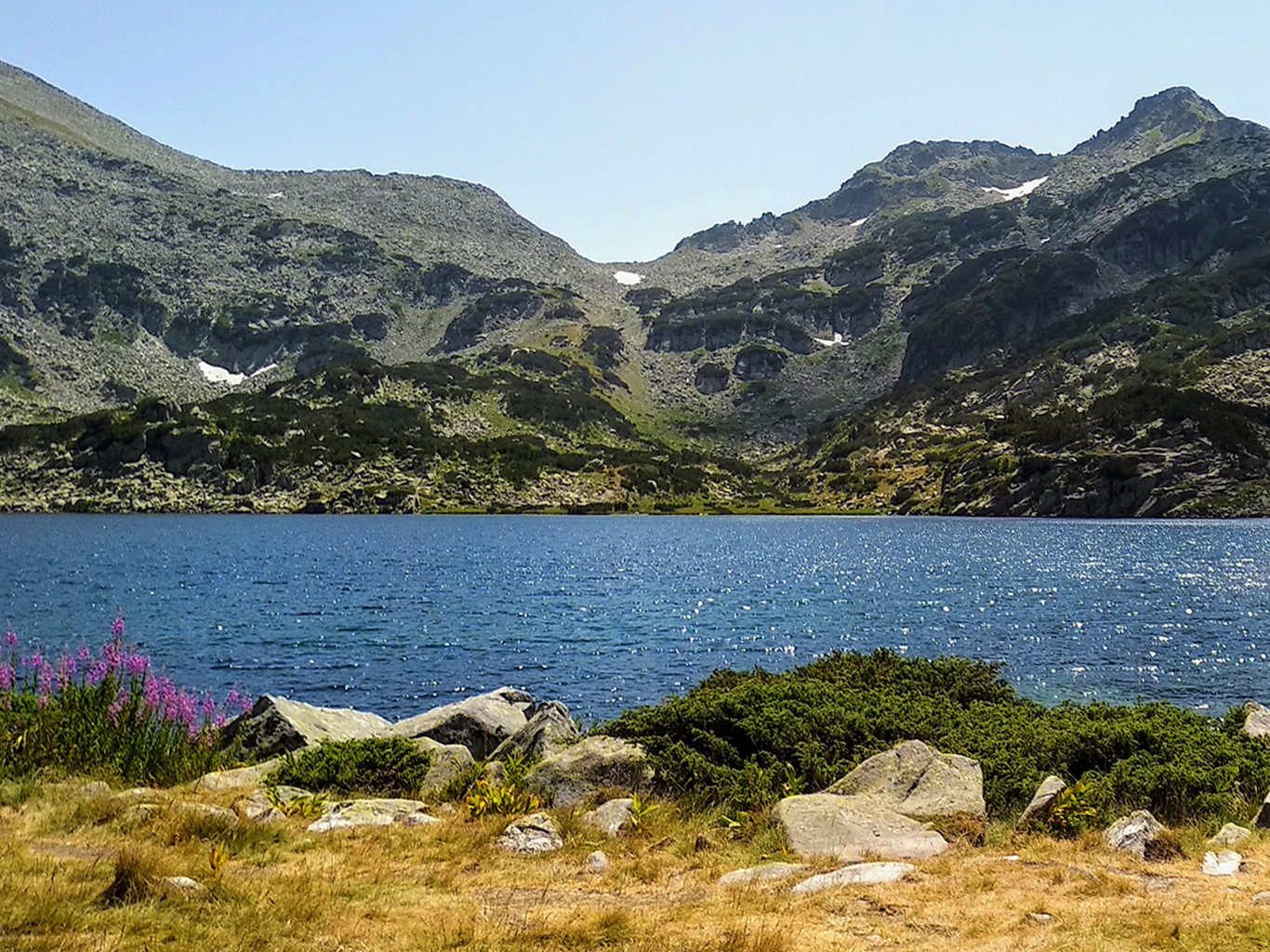Jezero se skalnatým hřebenem v pohoří Rila