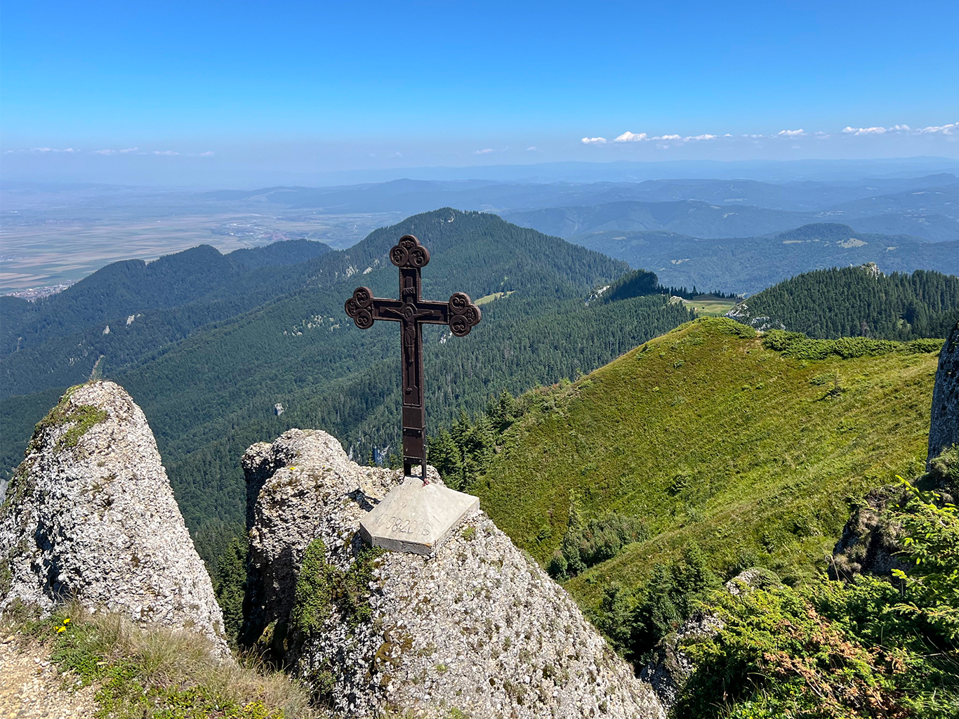 Na vrcholu výšlapu v Piatra Mare je vidět vrcholový kříž