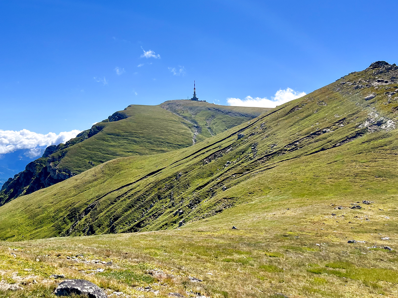 Náhorní plošina v Bucegi s vysílačem Vârful Coștila