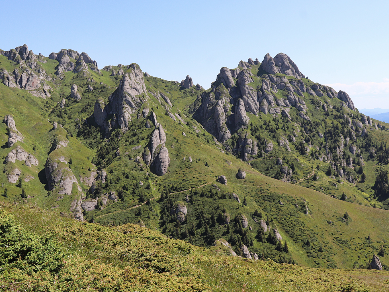 Pro pohoří Ciucaş jsou typické erozí vzniklé skalní útvary