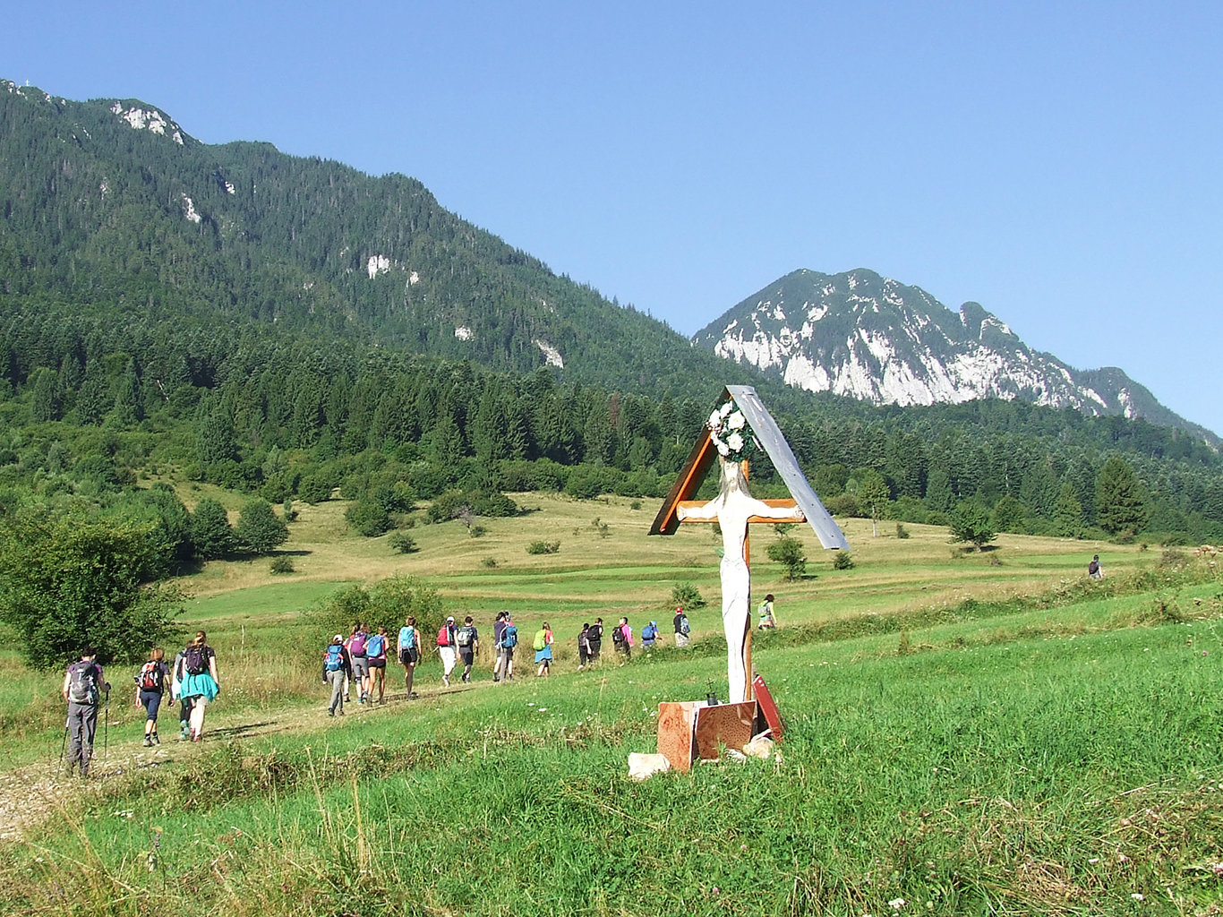 Pozvolný začátek túry v pohoří Piatra Craiului do sedla Crăpăturiii