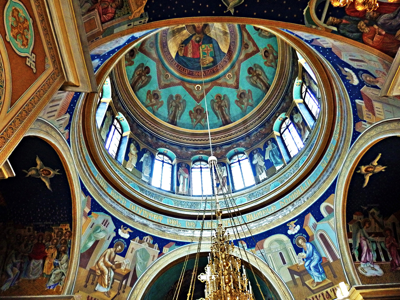 Zdobený interiér kopule metropolitní katedrály Narození Páně v Kišiněvě