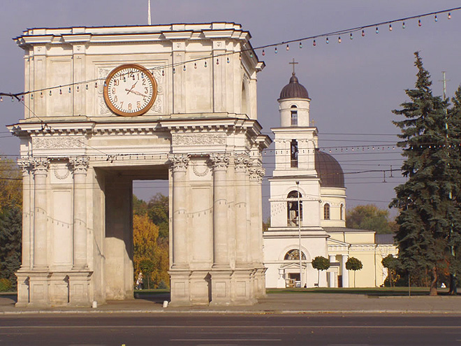 Vítězný oblouk a katedrála v Kišiněvě