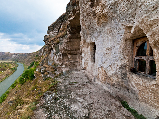 Jeskynní systém u kláštera Orheiul Vechi vysoko nad řekou Răut