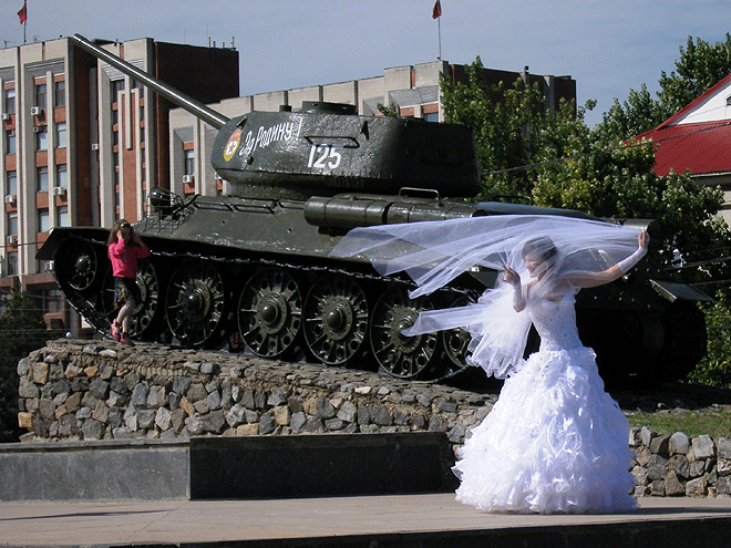 Nevěsty se v Moldavsku fotí před tankem