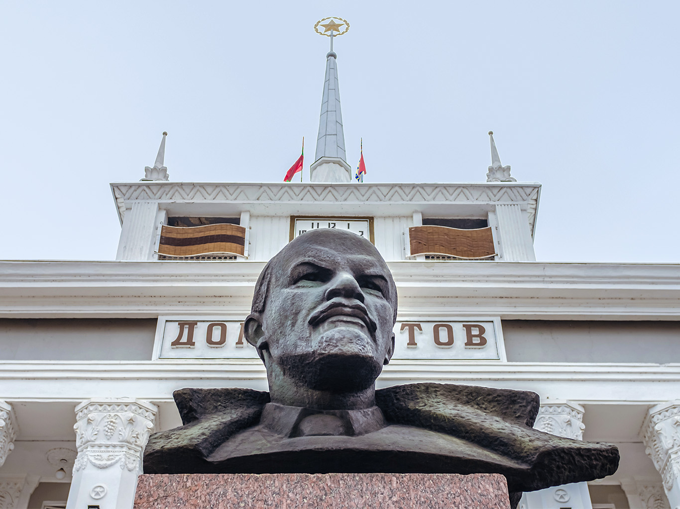 Socha Lenina a vlajky nikým neuznané "Podněsterské republiky" v Tiraspolu
