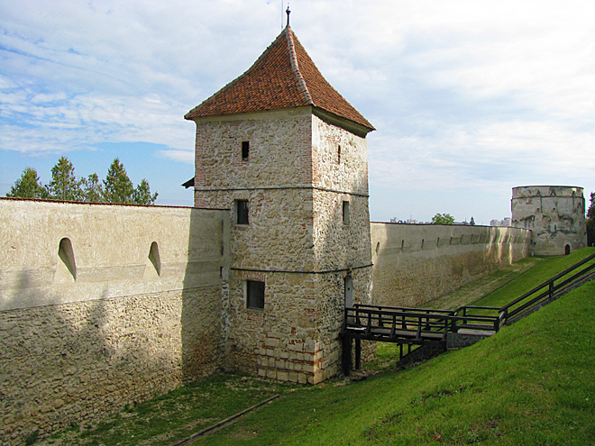Městské hradby byly postaveny na obranu Brašova v 15. století