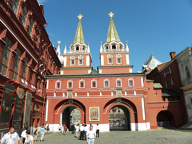 Brána Vzkříšení ohraničuje vstup na moskevské Rudé náměstí