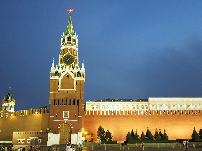 Krásně osvětlené zdi nočního moskevského Kremlu