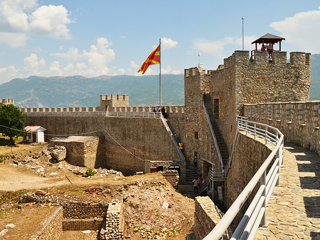 Samuelova pevnost se zachovalými hradbami se tyčí nad městem Ohrid